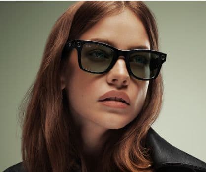 seorang wanita mengenakan meta rayban gen 2